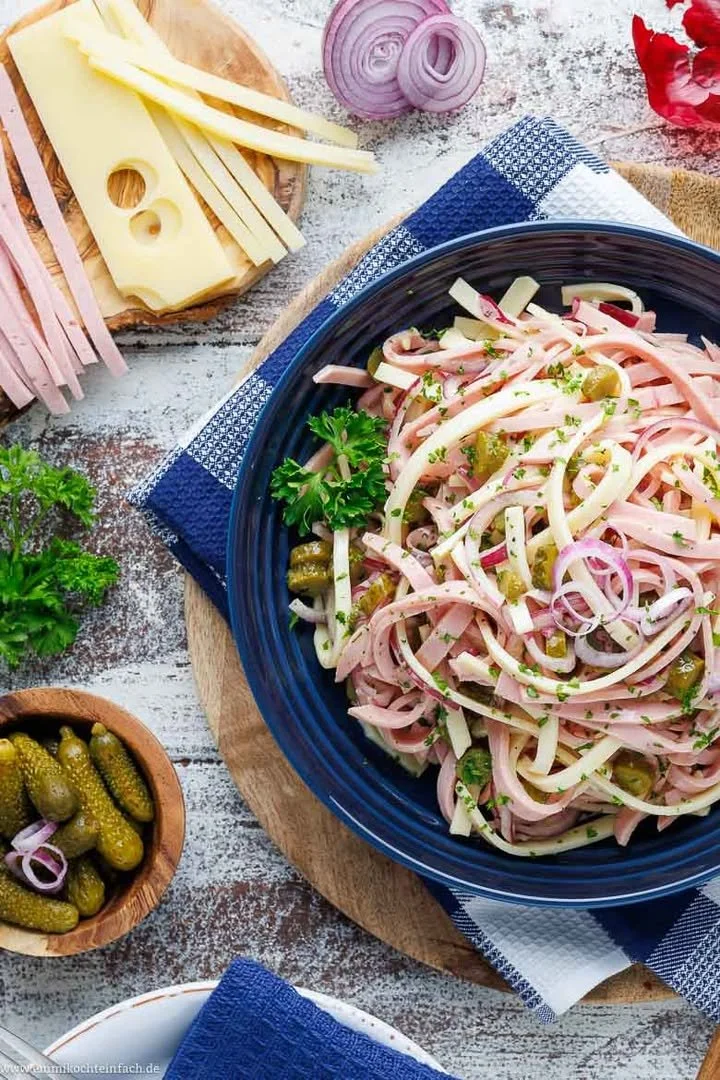 Schweizer Wurstsalat mit Käse und Gewürzgurken