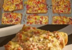 Leckeres Toast mit Schinken und Käse auf einem Teller serviert