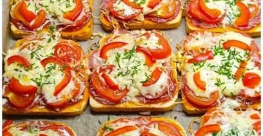 Leckeres Tomaten-Mozzarella-Toast auf einem Holzbrett serviert