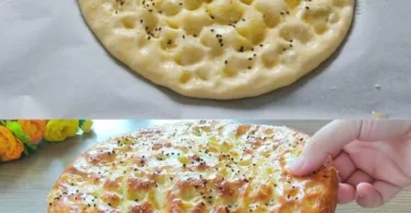 Türkisches Brot, frisch zubereitet in der Pfanne, serviert mit frischen Kräutern