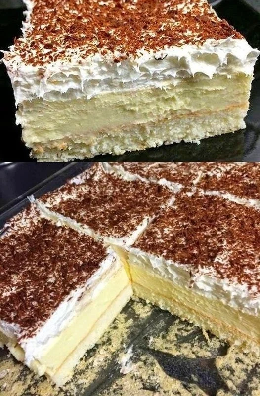 Vanillecreme Kuchen ohne Backen auf einem Teller angerichtet