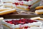 Weihnachtliches Schichtdessert aus verschiedenen leckeren Schichten.