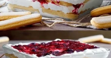 Weihnachtliches Schichtdessert aus verschiedenen leckeren Schichten.