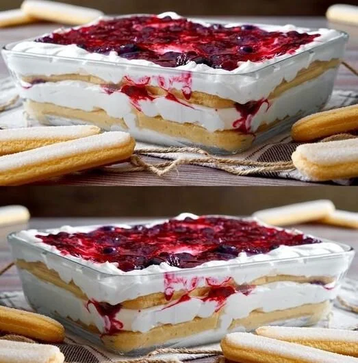 Weihnachtliches Schichtdessert aus verschiedenen leckeren Schichten.