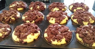 Zupfkuchen Muffins mit Paradiescreme auf einem weißen Teller
