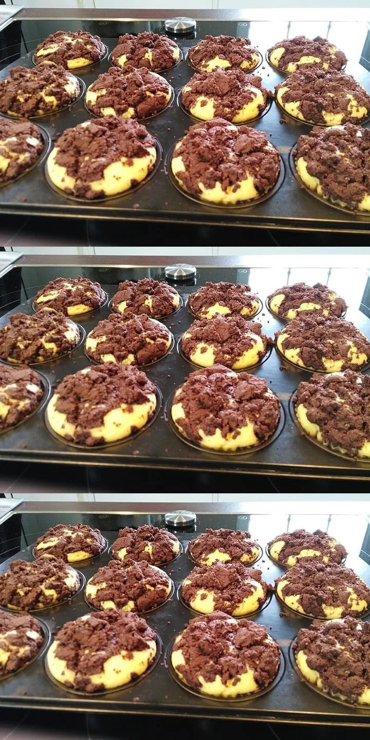 Zupfkuchen Muffins mit Paradiescreme auf einem weißen Teller