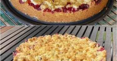 Zwetschgenkuchen mit Zimtstreuseln auf einem rustikalen Holztablett