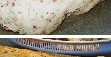 Zwiebel-Käse-Brot mit Schinken, frisch gebacken und serviert auf einem Holzbrett.