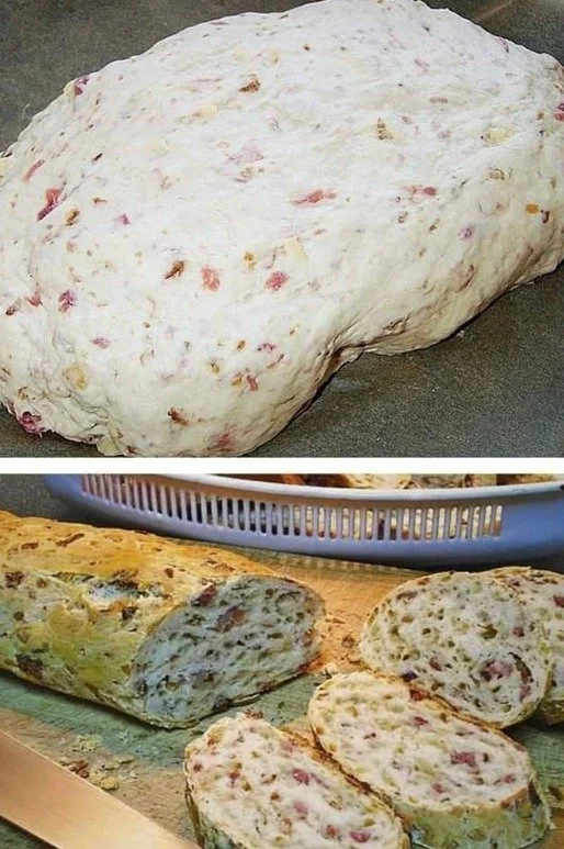 Zwiebel-Käse-Brot mit Schinken, frisch gebacken und serviert auf einem Holzbrett.