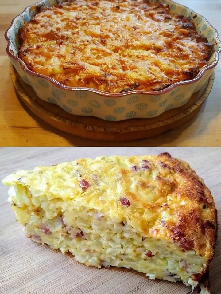 Zwiebelkuchen ohne Boden auf einem Teller serviert, appetitlich angerichtet.