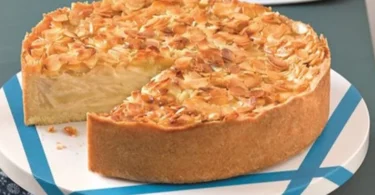 Apfel-Bienenstich-Torte mit Äpfeln und Bienenstich-Creme auf einem Teller