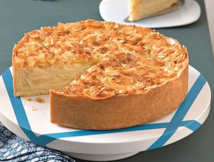 Apfel-Bienenstich-Torte mit Äpfeln und Bienenstich-Creme auf einem Teller