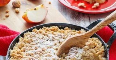 Leckeres Apfel Crumble mit frischen Äpfeln und knusprigem Topping