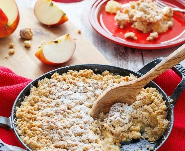 Leckeres Apfel Crumble mit frischen Äpfeln und knusprigem Topping