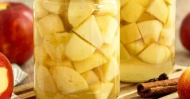 Eingekochte Äpfel im Glas nach einem traditionellen Rezept.