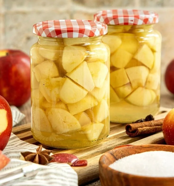 Eingekochte Äpfel im Glas nach einem traditionellen Rezept.
