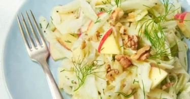 Gesunder Apfel-Fenchel-Salat in einer Schüssel, dekorativ angerichtet.