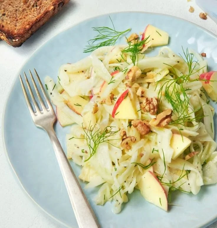 Gesunder Apfel-Fenchel-Salat in einer Schüssel, dekorativ angerichtet.