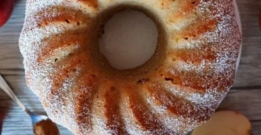 Leckerer Apfel-Gugelhupf mit Zimt auf einem Teller serviert