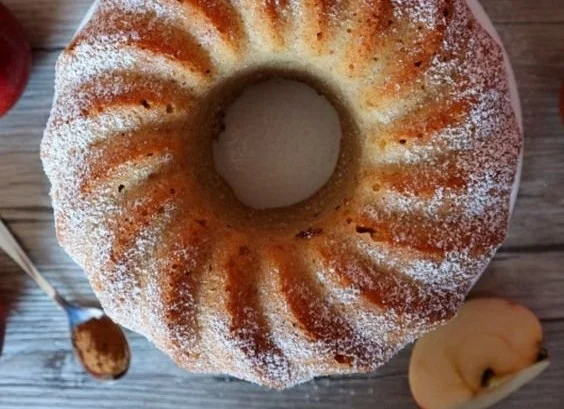 Leckerer Apfel-Gugelhupf mit Zimt auf einem Teller serviert