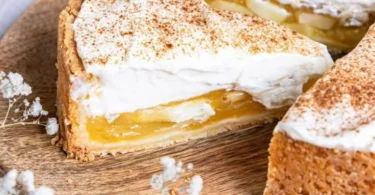 Apfel-Schmand-Torte nach schnellem Landfrauen-Rezept auf einem Teller serviert.
