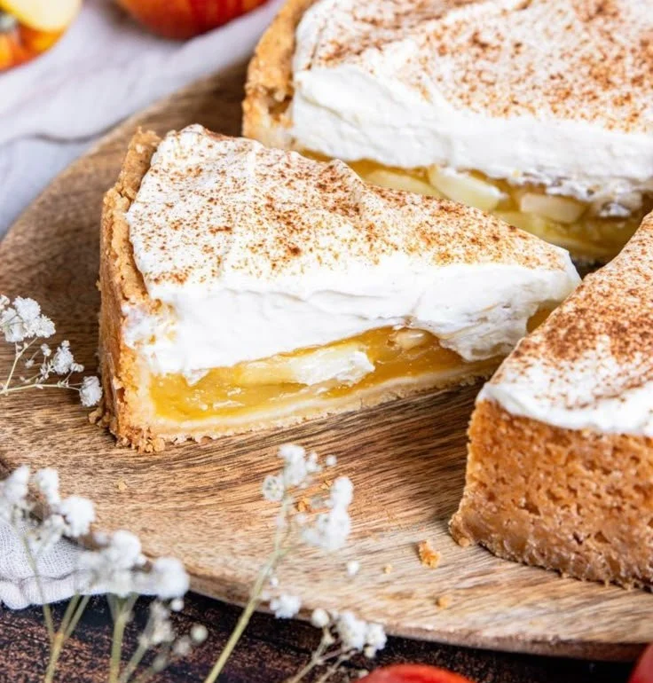 Apfel-Schmand-Torte nach schnellem Landfrauen-Rezept auf einem Teller serviert.
