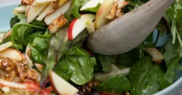 Schüssel mit Apfel-Walnuss-Salat, frisch zubereitet mit knackigen Äpfeln und Walnüssen.