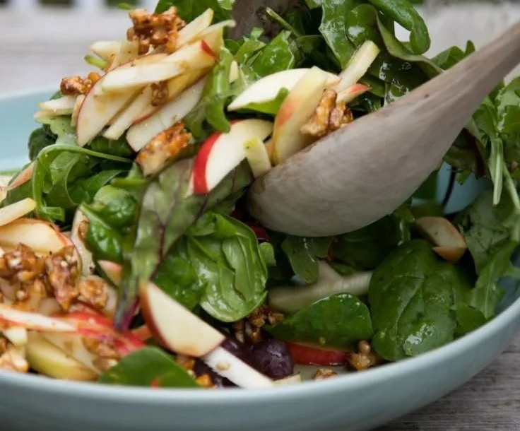 Schüssel mit Apfel-Walnuss-Salat, frisch zubereitet mit knackigen Äpfeln und Walnüssen.
