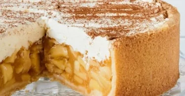 Apfel-Wein-Torte mit frischen Äpfeln und feinem Wein dekoriert.