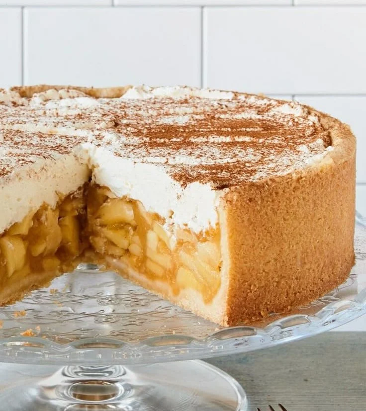 Apfel-Wein-Torte mit frischen Äpfeln und feinem Wein dekoriert.