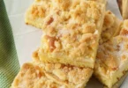 Saftiger Apfelkuchen vom Blech, leckerer Kuchen mit frischen Äpfeln
