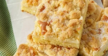 Saftiger Apfelkuchen vom Blech, leckerer Kuchen mit frischen Äpfeln