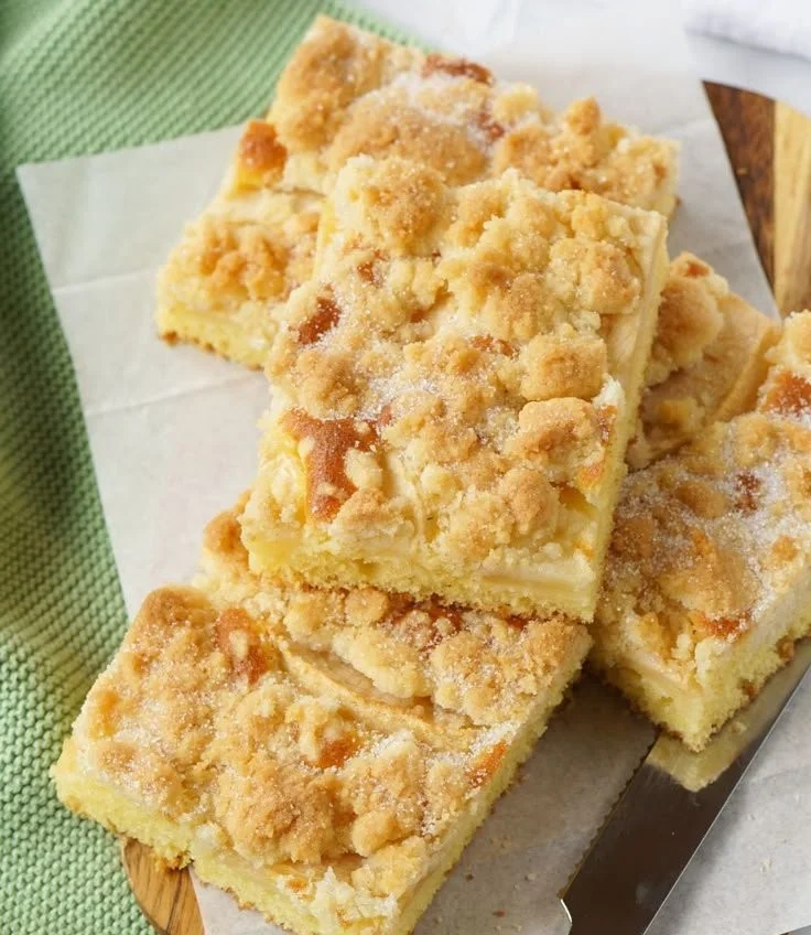Saftiger Apfelkuchen vom Blech, leckerer Kuchen mit frischen Äpfeln