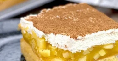 Leckere Apfelschnitten mit frischen Äpfeln und einem goldenen Teig