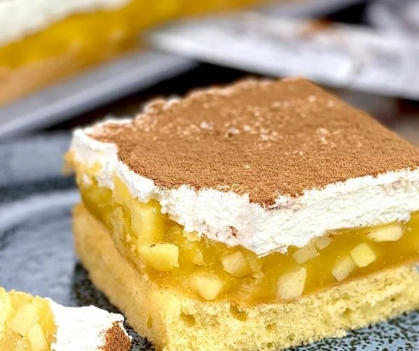 Leckere Apfelschnitten mit frischen Äpfeln und einem goldenen Teig