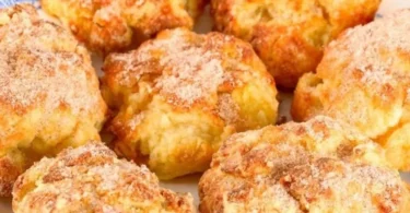 Apfeltaler vom Blech, frisch gebacken und köstlich dekoriert mit Äpfeln.