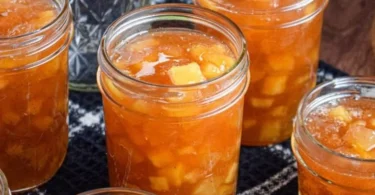 Hausgemachtes Apple Pie Jam zum Einmachen mit frischen Äpfeln und Gewürzen