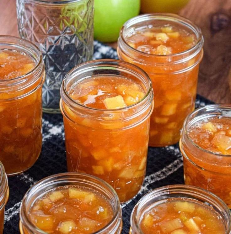 Hausgemachtes Apple Pie Jam zum Einmachen mit frischen Äpfeln und Gewürzen