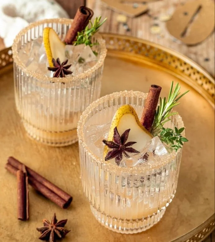 Alkoholfreier Birnen Cocktail mit frischen Birnen und Minze