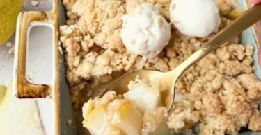 Leckeres Birnen Crumble mit knuspriger Streuselschicht