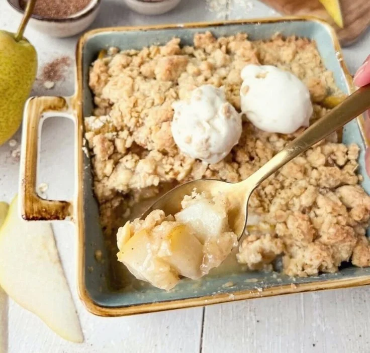 Leckeres Birnen Crumble mit knuspriger Streuselschicht