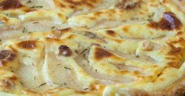 Leckere Birnen-Tarte mit Ziegenfrischkäse auf einem Tisch serviert