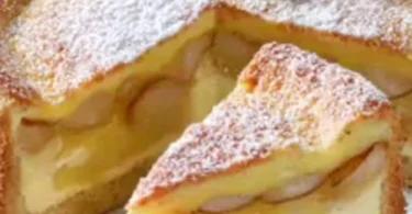 Birnenkuchen mit Pudding auf einem Teller, frisch gebacken und dekoriert.