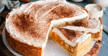 Birnenkuchen mit Schmandcreme auf einem Teller serviert