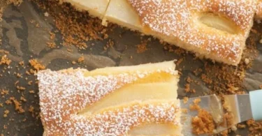 Birnenkuchen vom Blech, frisch gebacken mit saftigen Birnen