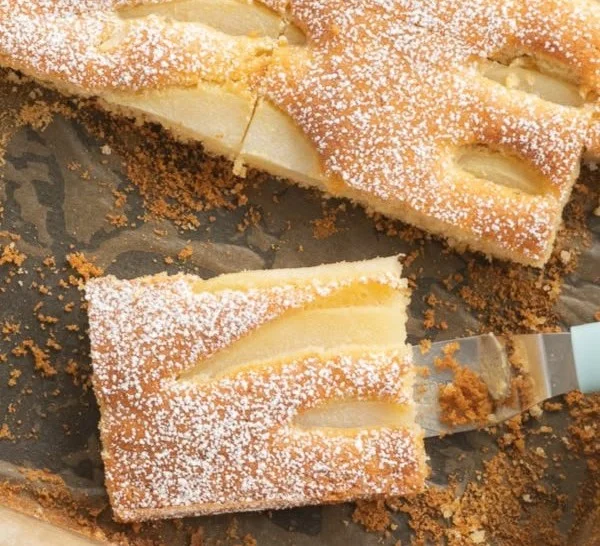 Birnenkuchen vom Blech, frisch gebacken mit saftigen Birnen