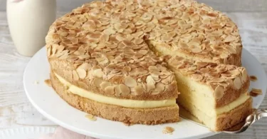 Leckeres Blitz-Bienenstich Rezept mit Sahne und Mandeln