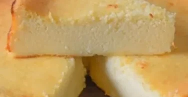 Schneller Blitz Käsekuchen auf einem weißen Teller mit Beeren garniert