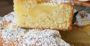 Blitzschneller Apfelkuchen mit frischen Äpfeln und Karamell-Topping