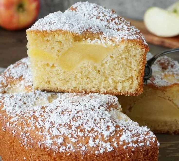 Blitzschneller Apfelkuchen mit frischen Äpfeln und Karamell-Topping